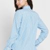 Blå randiga Ralph Lauren skjortor med volangdetaljer för kvinnor Blå randiga Ralph Lauren skjortor med volangdetaljer för kvinnor