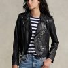 Svart Ralph Lauren för kvinnor Tillverkad med fullnarv, smidigt fårskinn, denna lyxiga upprepning av Polos moto kanaliserar en downtown-vibe och frisinnad stil. Jackor Svart Ralph Lauren för kvinnor Tillverkad med fullnarv, smidigt fårskinn, denna lyxiga upprepning av Polos moto kanaliserar en downtown-vibe och frisinnad stil. Jackor