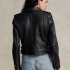 Svart Ralph Lauren för kvinnor Tillverkad med fullnarv, smidigt fårskinn, denna lyxiga upprepning av Polos moto kanaliserar en downtown-vibe och frisinnad stil. Jackor Svart Ralph Lauren för kvinnor Tillverkad med fullnarv, smidigt fårskinn, denna lyxiga upprepning av Polos moto kanaliserar en downtown-vibe och frisinnad stil. Jackor